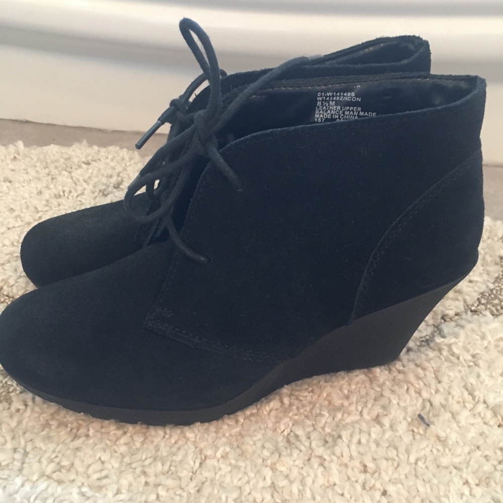 White Mountain black wedge booties